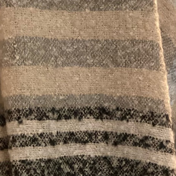 New York Soft Boucle Poncho - Picture 9 of 9